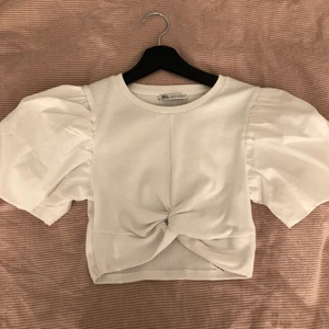Topp från zara  - Oanvänd topp från zara jag säljer denna då jag inte passar i den men är super fin ❤️ 