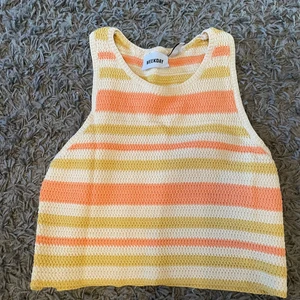 Virkat linne  - Jättefint, virkat linne från Weekday. Använt ca 5 gånger. Storlek M. 75 kr + 29 kr frakt 