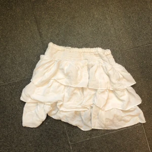 Volang kjol - Jätte gullig volang kjol som köptes på hm för många år sedan. Den är jätte gullig och materialet är linne -super skönt ❤️