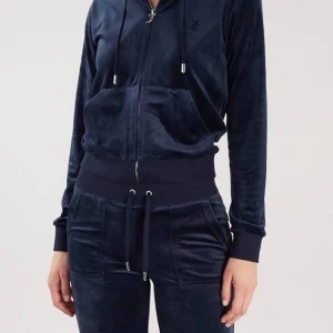 blått Juicy couture sett - Säljer mitt mörkblå juicy sett. Byxor i S och Kofta i M, men brukar själv ha S i tröjor o den sitter bra på mig.❤️ Fint skick utan fläckar. Skriv privat för egna bilder.