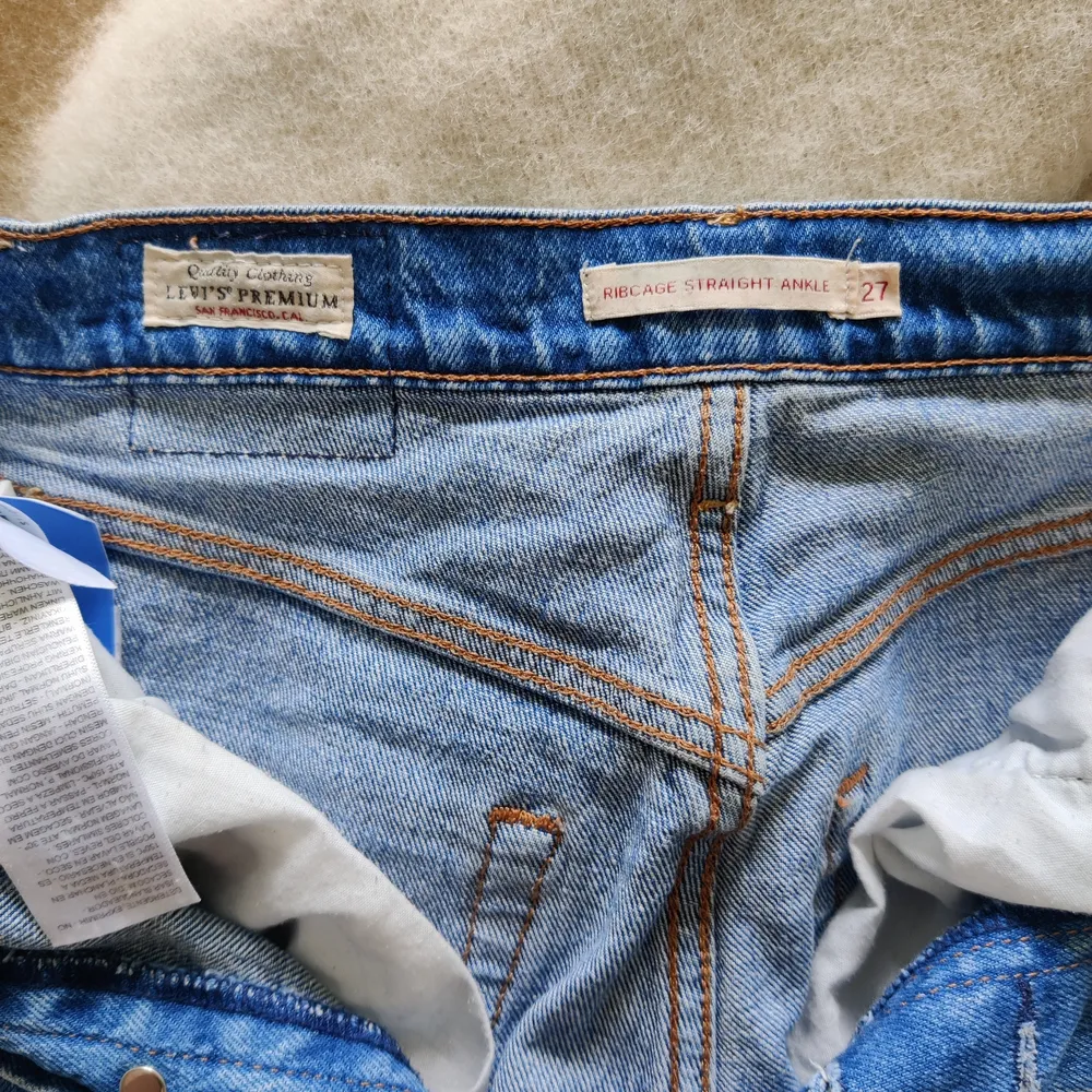 Mörkblå jeans, köpta på sellpy men i nyskick. Säljes pga för små.. Jeans & Byxor.