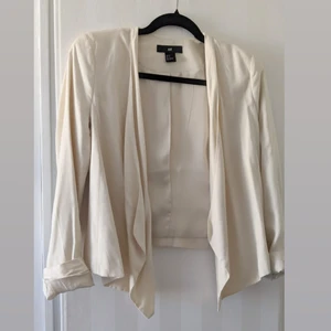 Kavaj med fint fall -   Kan samfrakta. Så kontakta mig innan så diskuterar vi fraktkostnad   Säljer 2 likadana kavajer. (Se annan annons för den andra kavajen)  Kavajen har ett fint fall som är lite längre framtill.  Axelvaddar Krämvit. Säljes för att dom tyvärr är för små