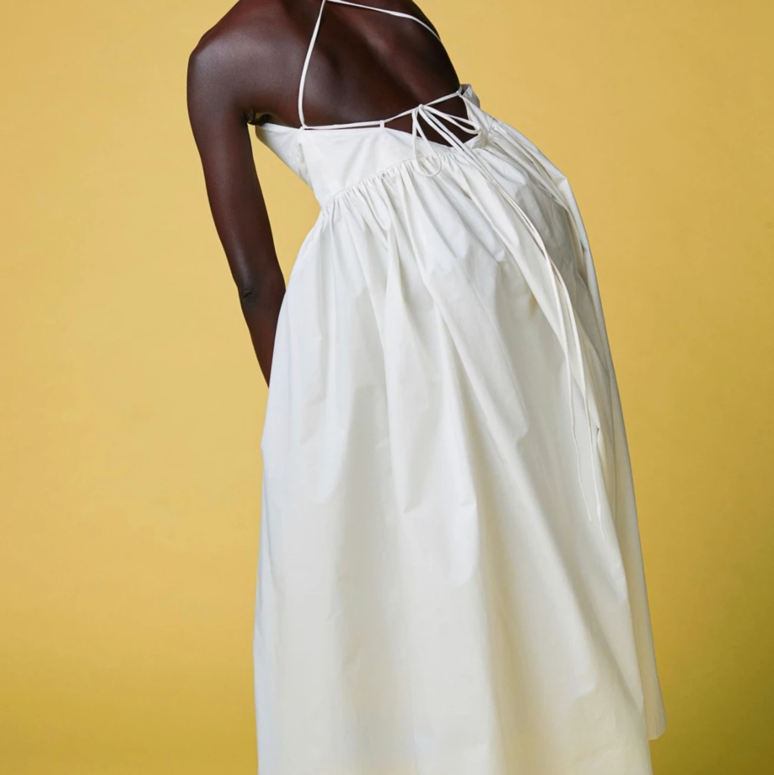 Vit klänning med djup rygg - 90