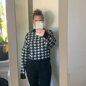 Sweater från H&M - Supermjuk stickad tröja i svart/vitt mönster. Storlek: Xs 