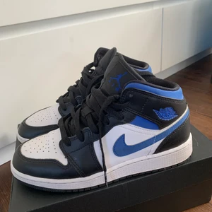 Nike air jordan  - Säljer mina fina jordans då de tyvärr inte kommer till mycket användning. Mycket bra skick och sparsamt använda! 