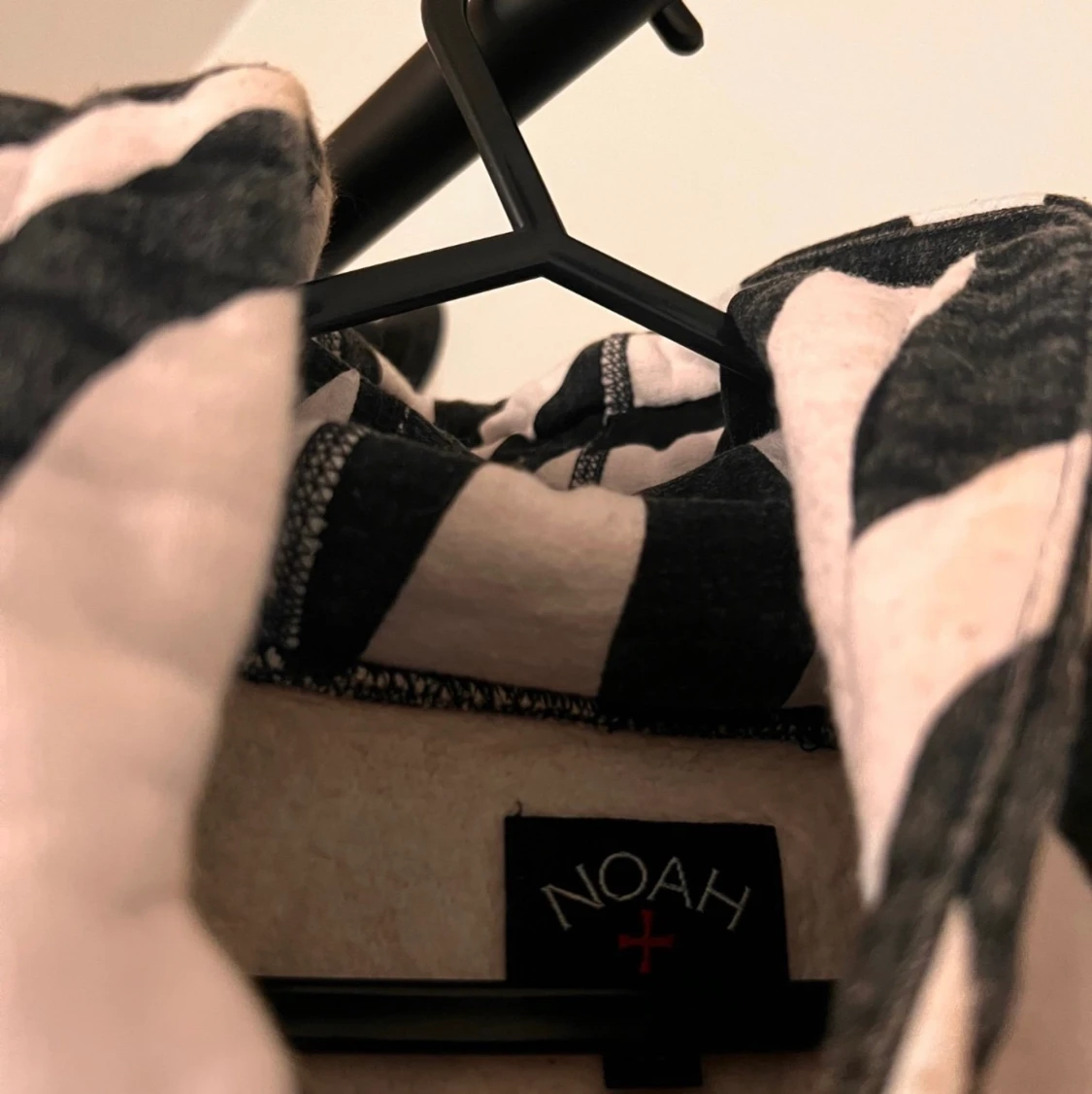 NOAH X B.A.D zebra hoodie, limited edition i storlek M - 90