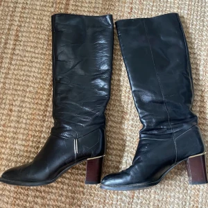 Stövlar - Svarta skinnstövlar (ej äkta skinn) köpta second hand. Tyvärr för små för mig. Bra skick med små defekter då de är köpta second hand. Hör gärna av dig om du har några frågor. Tryck inte på köp direkt! 
