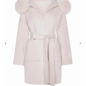 Beige kappa från Dennis Maglic  - Beige kappa från Dennis maglic använd ändas 3 gånger köpte för 5999kr säljer för 1500 och pris kan diskuteras 💗(Kan skicka mer bilder vid intresse)