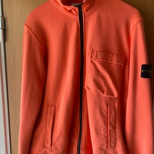 Orange Stone Island Zip-Up Strlk M - Nästan ny orange Stone Island tröja använd 1 gång. Köpt från NK för 3000kr. Högsta Bud Vinner 