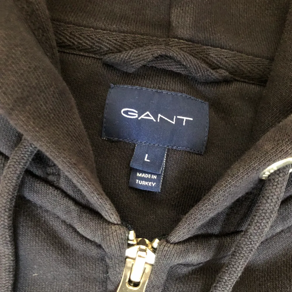 Snygg mörkblå Gant zip up. Har haft denna hoodie i ungefär 1 år och varit nöjd. Säljer pga den inte passar mig längre.. Tröjor & Koftor.