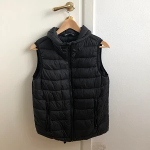 Väst - Jättefin svart väst från zara, superfin att ha en stickad tröja till❤️köpt för 2 år sen och sparsamt använd❤️ köpare står för frakt🥰