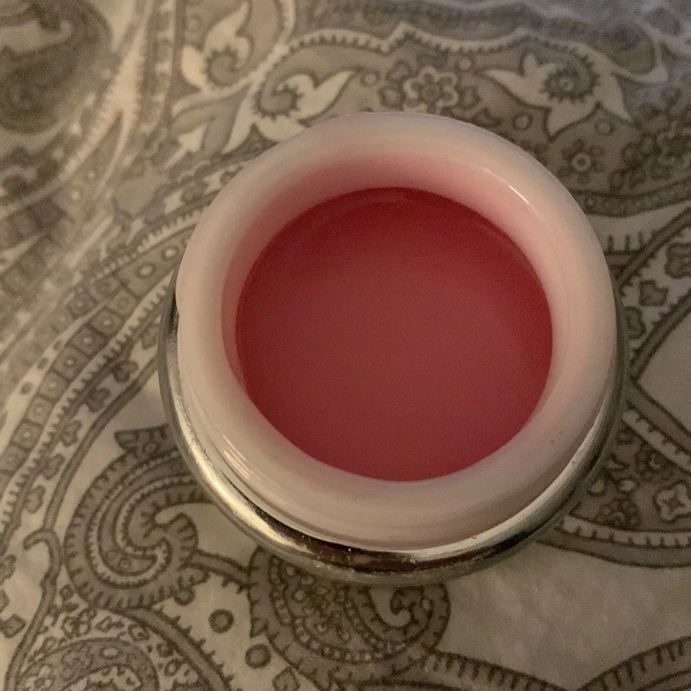 30g light milky pink gel Använd men de finns fortfarande mycket kvar  Obs när den härdas blir den ljusrosa/vit . Övrigt.