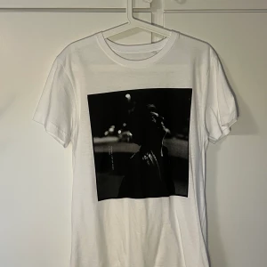 Thåström t-shirt - Helt oanvänd Thåström-tröja. Köpt på konserten i Globen men har aldrig kommit till användning då jag köpte en annan jag tycker om mer. ❤️ frakt inräknat i priset  
