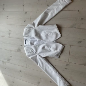 Vit croppad kavaj - Vit croppad kavaj som är för liten för mig, jättefin och inte alls så mycket använd.  Strl 34, 80 kronor + frakt