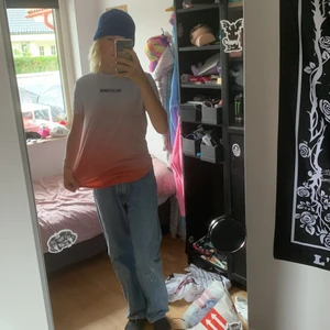 Jätte fin hollister t shirt - Hollister t shirt 100% cotton säljer för jag aldrig använder finns inga skador jag kan möta upp och skicka 