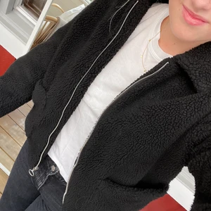 svart Teddy jacka  - Säljer en svart Teddy jacka från bubbelroom som inte kommer till användning. Den är sparsamt använd och är i storlek 38. Säljer för 150kr +frakt. Kolla gärna in mina andra anonser ☺️ 