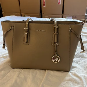 Michael Kors väska - En beige Michael Kors väska i bra skick. Säljes för 1000 kr + eventuell frakt💕