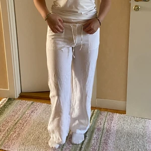 Vita linnebyxor - Lågmidjade raka linnebyxor, köpta second hand i Frankrike💕 står ingen storlek men skulle säga att dom passar s/m! hittade en liten fläck längst ner på benet (bild 3) men inget man tänker på💕 spårbar frakt 57kr💕