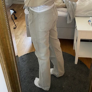 Levis byxor - Levis byxor i strl 32/34, passar s/m, jag på bilden är 171cm och byxorna är långa på mig, spårbar frakt 66kr💕💕