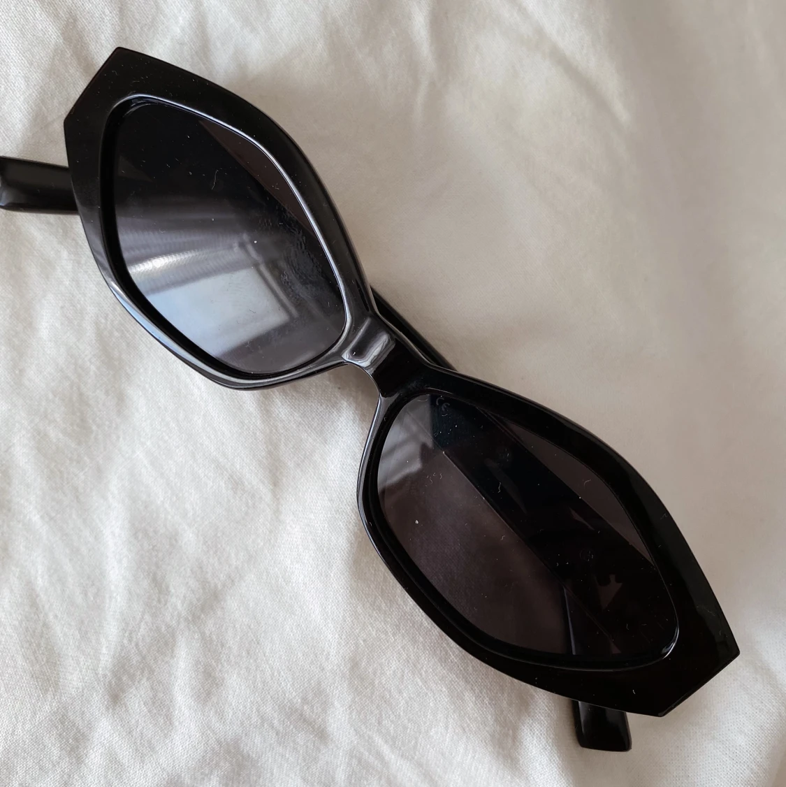 Solglasögon med gulddetaj  - 90