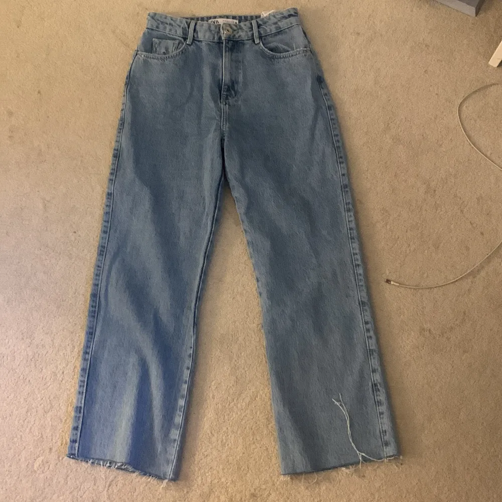 Ljusblå cropped jeans från zara . Jeans & Byxor.