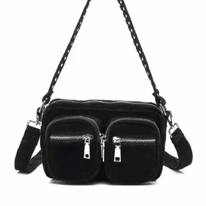 Söker väska - SÖKER en liknande väska som på bilden för ett bra och billig pris. Det är en noella väska på bilden men skulle gärna ha en connie bag från Gina tricot också. Bra pris: 100 inkluderande frakt, kontakta mig isf ni har OBS: längre bandet ska finnas ❤️