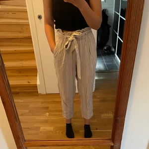 Byxor - Linnebyxor med ränder från hm. Väldigt sköna. Slutar vid anklarna på mig som är 164 cm. Fint skick! 