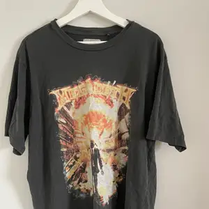 Cool t-shirt som tyvärr inte kommer till använding 🧡 Kan frakta (köparen står för fraktkostnaden) 📦 eller mötas upp i Örebro. 