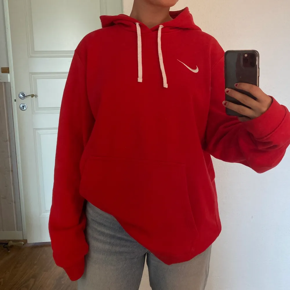 Röd Nike hoodie i storlek XL med vita detaljer. köpt för 4 år sedan, använd ett fåtal gånger. Unisex.  Köparen står för frakt. + 66kr🌸. Hoodies.