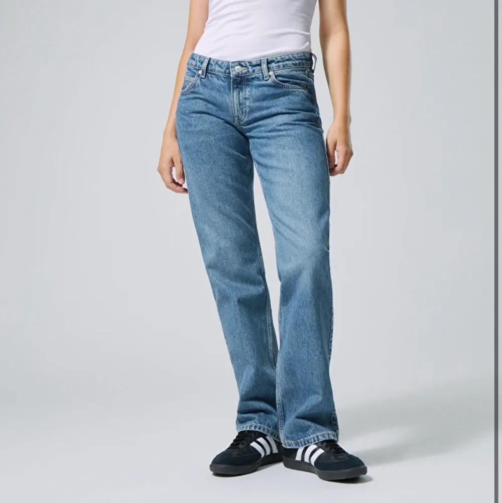 Slutsålda jeansen från weekday, arrow low straight jeans. Köpte förra året så osäker på färgen men tror de e denna ungefär 🫶🏼 Knappt använda🤍. Jeans & Byxor.