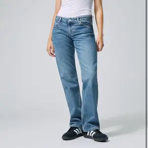Slutsålda jeansen från weekday, arrow low straight jeans. Köpte förra året så osäker på färgen men tror de e denna ungefär 🫶🏼 Knappt använda🤍
