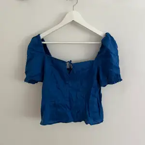 Säljer denna super härliga blusen i en jättefin blå färg från H&M. Använd några gånger men den är fortfarande i ett bra skick. Säljer pga att den inte kommer till användning då den är en aning för stor för mig. Köparen står för frakten. Skriv för intresse!