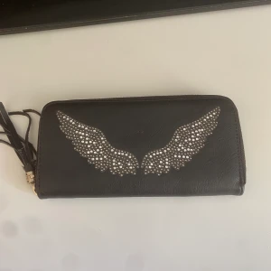 Jätte snygg plånbok  - Säljer pga att den inte kommer till användning  Buda