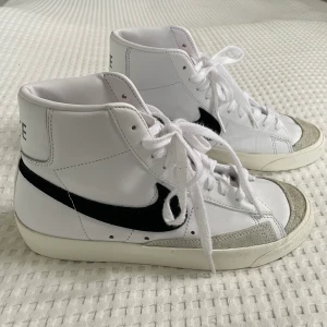 Nike - Blazer Mid ’77 vntg  - Har använts ett par gånger precis när jag köpte dom, men ser fortfarande fräscha ut och inga skador på dom. Nu har dessa stått i hyllan utan någon användning, därför vill jag sälja dessa. Ordinarie pris 1149kr men säljer dom för 350kr