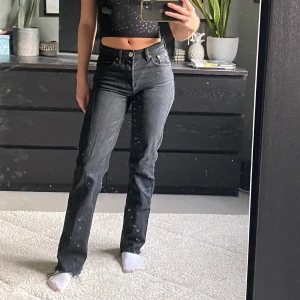 Zara jeans - Mid-waist jeans från zara som har blivit lite för tajta på mig. Köparen står för frakten💕