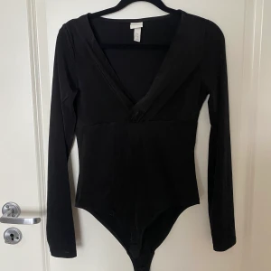 Body - Svin snygg body från H&M.  Aldrig använd, perfekt skick.