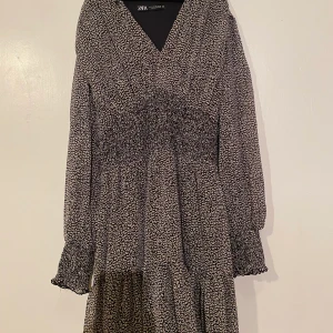 Zara klänning  - Köpte på plick för 500  Slut på hemsidan  Aldrig använd, så fint skick Köper du över 400 är frakten gratis  Ni kan såklart föreslå ett pris som är billigare 