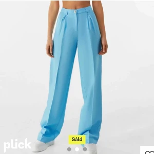 Blåa linne byxor - Säljer dessa blåa linne byxor så färg inte e min grej till 100% längre. Storlek 40 sitter super fint och var super sköna i somras. (Lånad bild) 