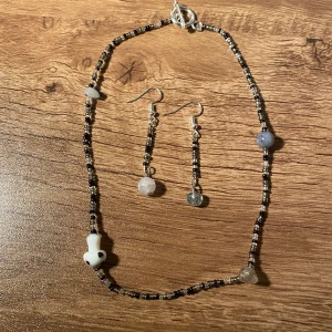 handgjorda smycken!🤍🌑 - halsband och örhängen som jag gjort själv! gjorda av glaspärlor i olika färger, kristallchips och en svamppärla i glas🫶krokarna är i surgical stainless steel (nickelfria)! säljs som ett set, frakt tillkommer på 14kr :-)