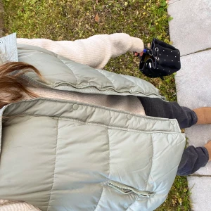 Dunväst - Så snygg dunväst!🤩Den är i storlek M/L men passar mig som normalt har Xs/S 