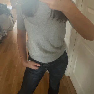 Zara topp - Säljer denna fina tröja från zara. Tröjan är köpt här på Plick och är i bra skick men men lite nopprig. Storlek S, köparen står för frakt🥰