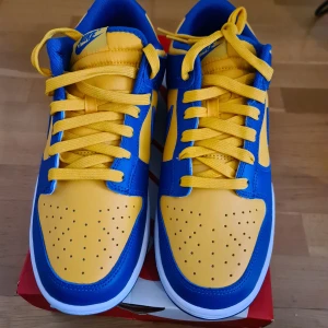 Nike dunk ucla - Helt nya nike dunk i 42.5 kvitto finns. Kan skickas mot fraktkostnad eller hämtas I Malmö 