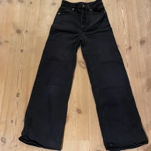 Svarta byxor  - Svarta wide jeans från Divided men köpta från H&M, i storlek 36