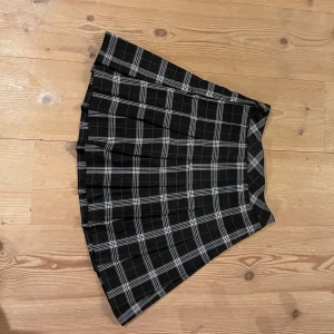 Svart/Vit kjol. - Svart/Vit kjol från H&M,använd 2 gånger.