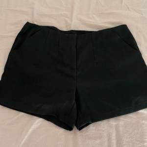 Svarta tunna shorts med fickor strl 36 Köparen står för frakt kostnaden 