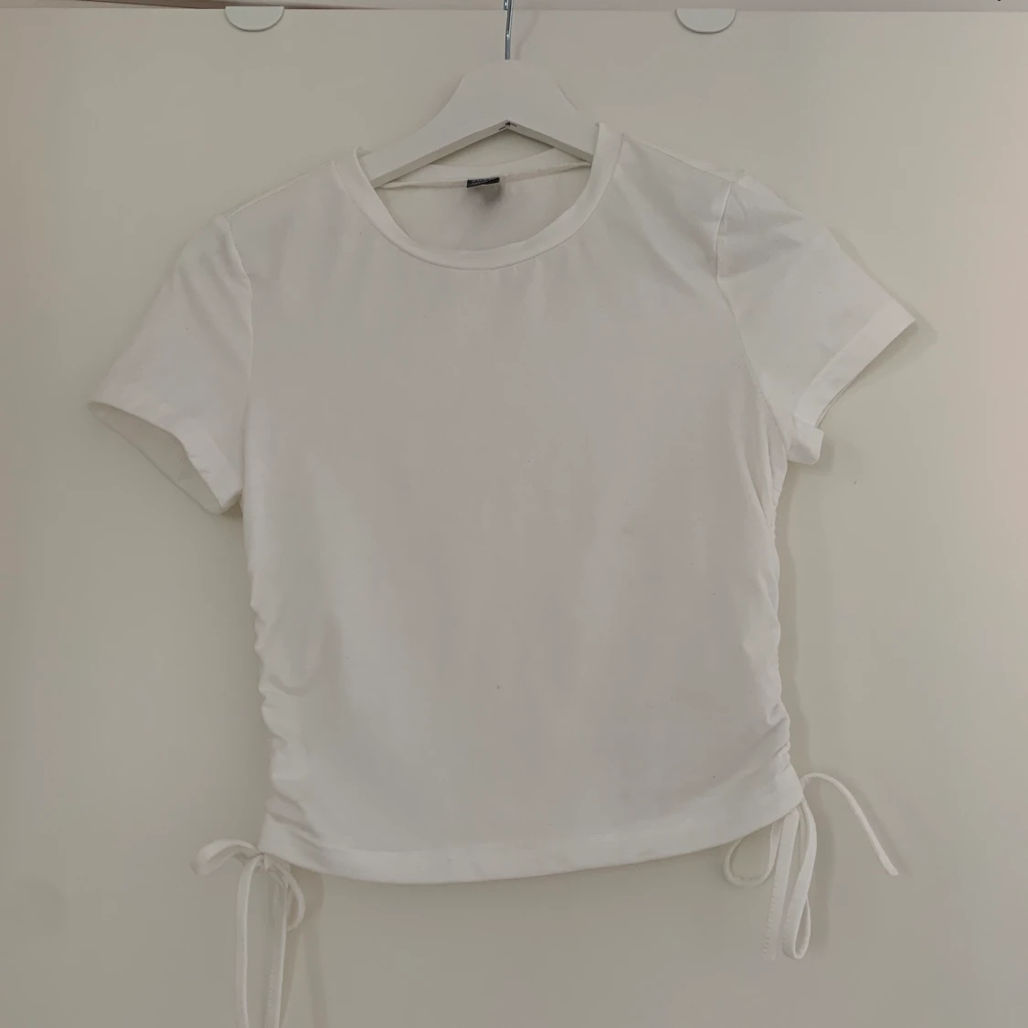 Kroppad vit T-shirt med snören