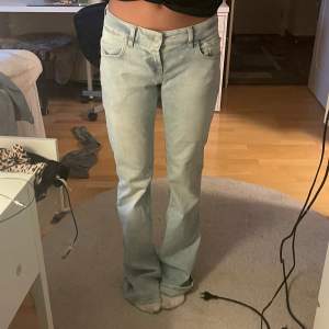 säljer mina lågmidjade jeans från LTB, nästintill oanvända💖💖är 168. Midjemåttet : 40 Innerbenslängd : 87