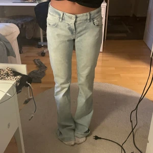 Lågmidjade jens - säljer mina lågmidjade jeans från LTB, nästintill oanvända💖💖är 168. Midjemåttet : 40 Innerbenslängd : 87