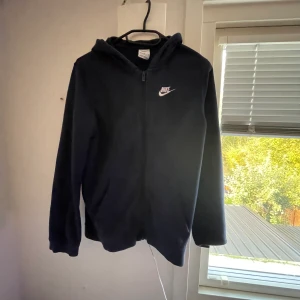 Nike fleece - Har använt den några gång och den är inte sönder någon stans, det är storlek 158-170 men det står att det är XL men det är S.