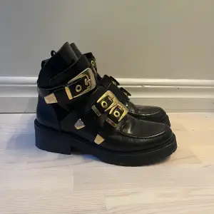 Säljer mina coola balenciaga likande pavement boots som jag inte använder längre. Haft dem vid 3 tillfällen. Storlek funkar för 38/39